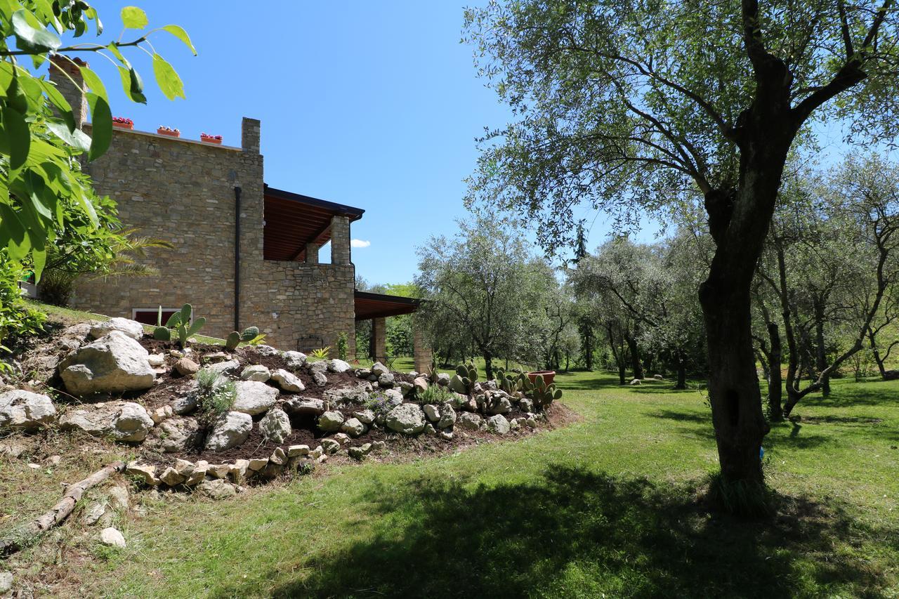 La Cascata Negli Ulivi Bed & Breakfast ตอสโกลาโน มาแดร์โน ภายนอก รูปภาพ