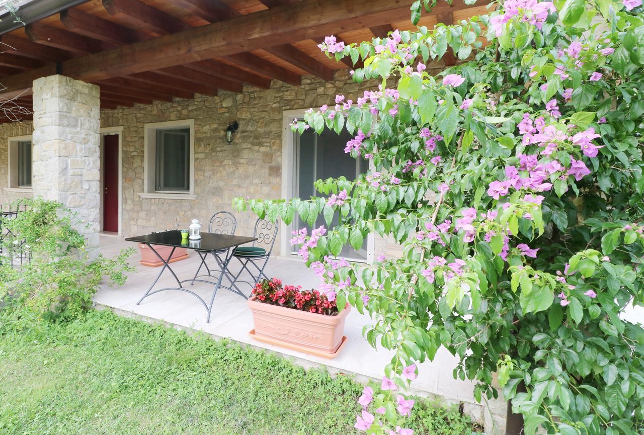 La Cascata Negli Ulivi Bed & Breakfast ตอสโกลาโน มาแดร์โน ภายนอก รูปภาพ