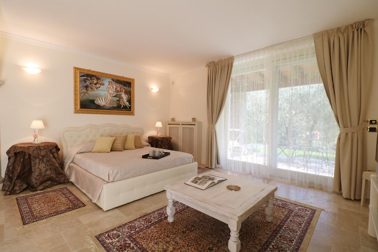 La Cascata Negli Ulivi Bed & Breakfast ตอสโกลาโน มาแดร์โน ภายนอก รูปภาพ